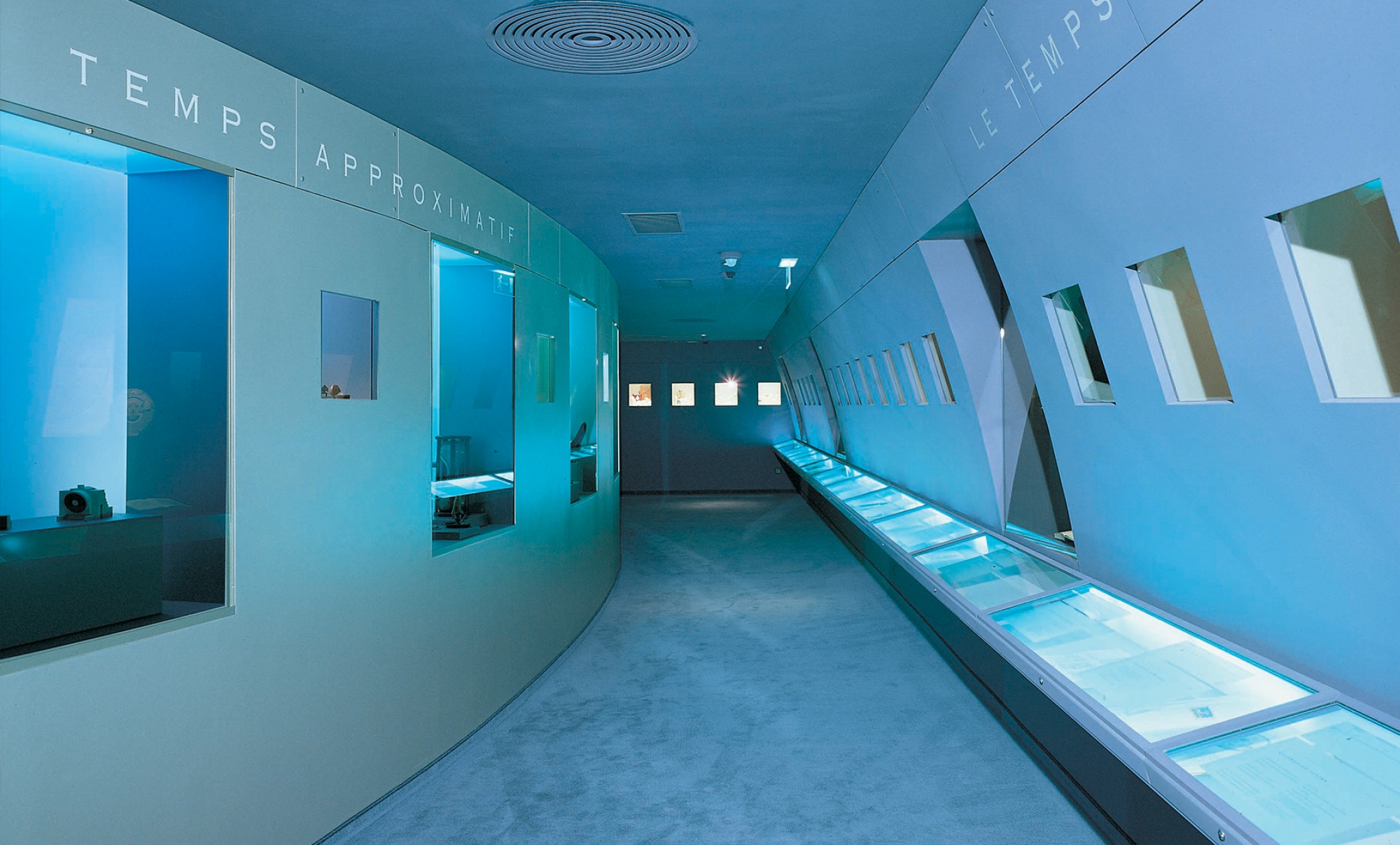 showcases-with-uv-bonding-galvolux